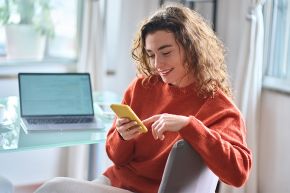 © insta_photos - stock.adobe.com Foto: Frau mit Smartphone