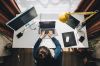 © phpetrunina14 - stock.adobe.com Foto: Frau sitzt im Homeoffice beim Schreibtisch und arbeitet am Laptop